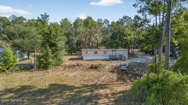 a view of a back yard