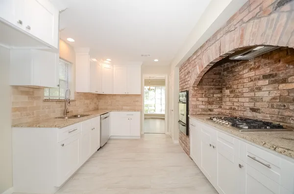 $2,695 | 5843 South Braeswood Boulevard, Houston, TX 77096