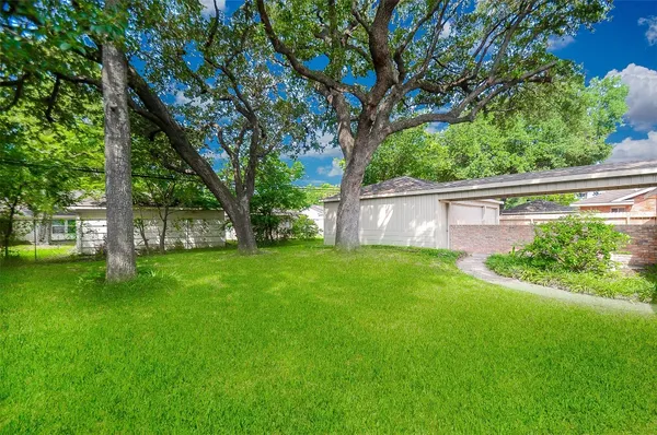 $2,695 | 5843 South Braeswood Boulevard, Houston, TX 77096