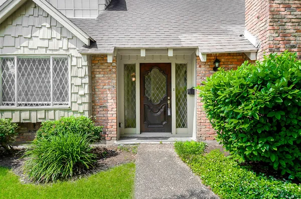 $2,695 | 5843 South Braeswood Boulevard, Houston, TX 77096