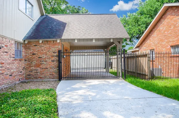 $2,695 | 5843 South Braeswood Boulevard, Houston, TX 77096