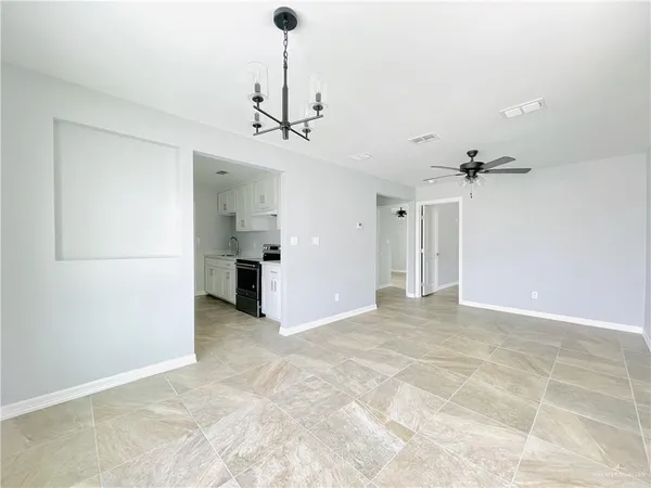 a view of empty room with a ceiling fan