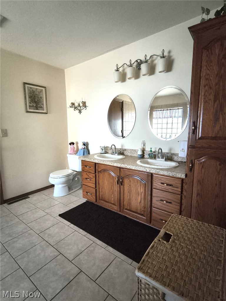10174 Veto Road Belpre, OH 45714 - Photo 26 of 45 Primary bath on main level with walk in closet