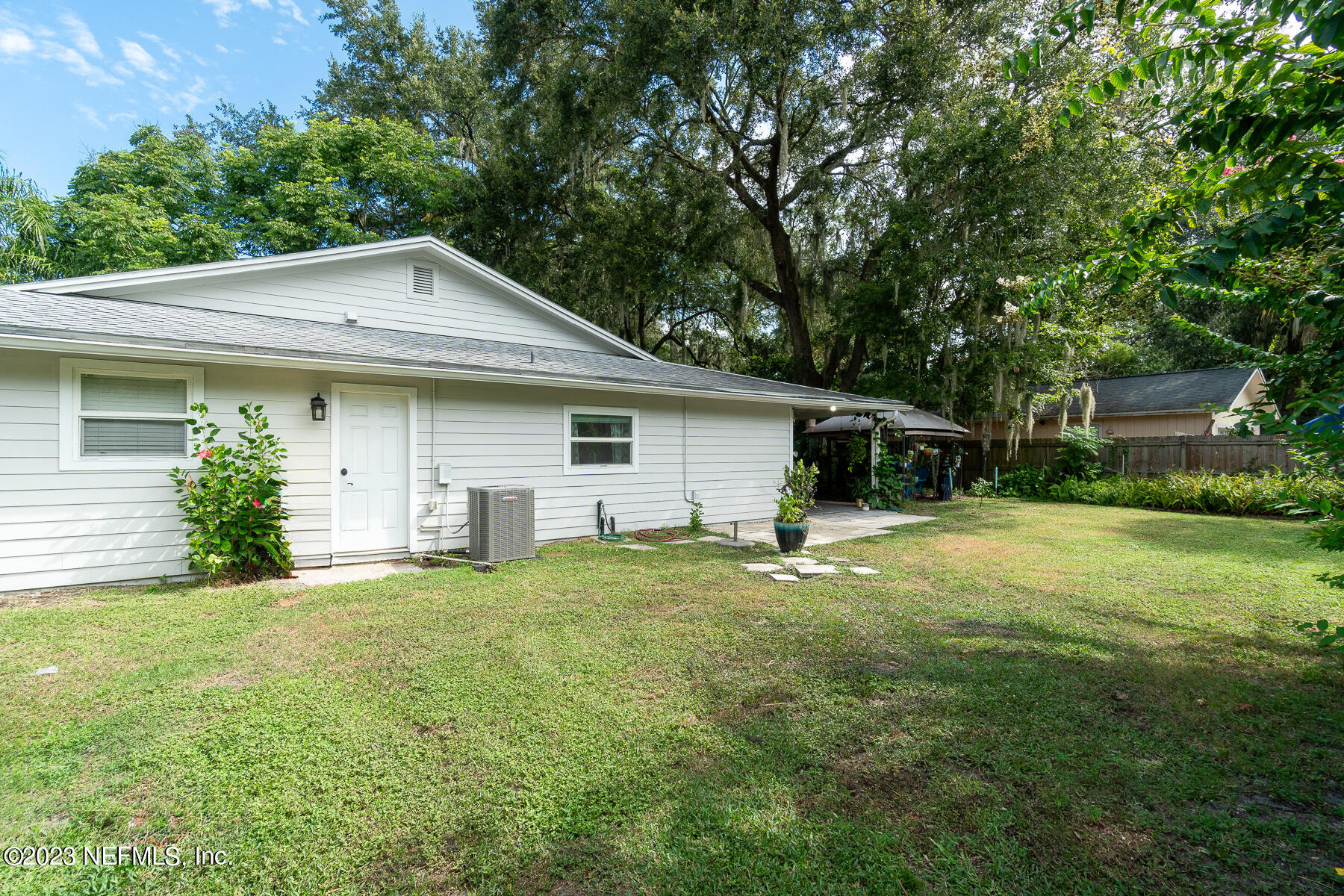 11338 Rustic Pines Circle East Jacksonville, FL 32257 - Photo 31 of 33 a backyard of a house with large trees and plants