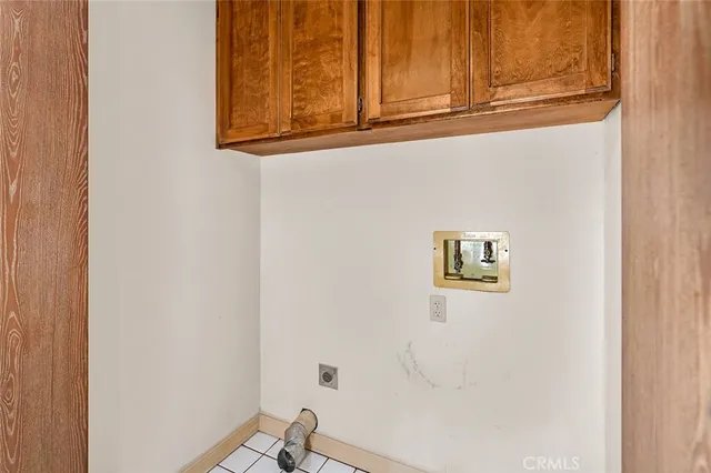 a view of empty room with window