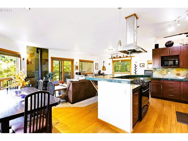 $875,000 | 515 East 4th Street, Unit 2, Hood River, OR 97031