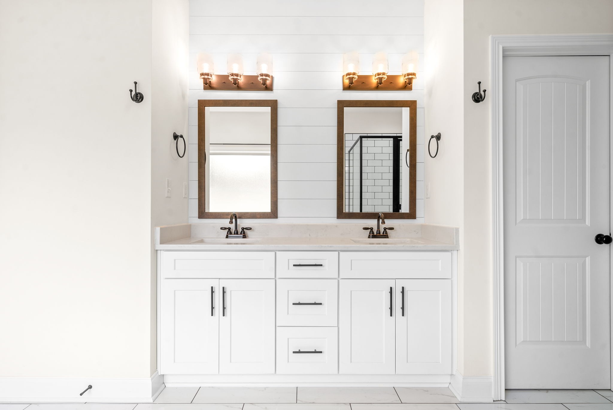 1452 Hickory Point Road Clarksville, TN 37043 - Photo 22 of 38 a bathroom with double sink and mirror
