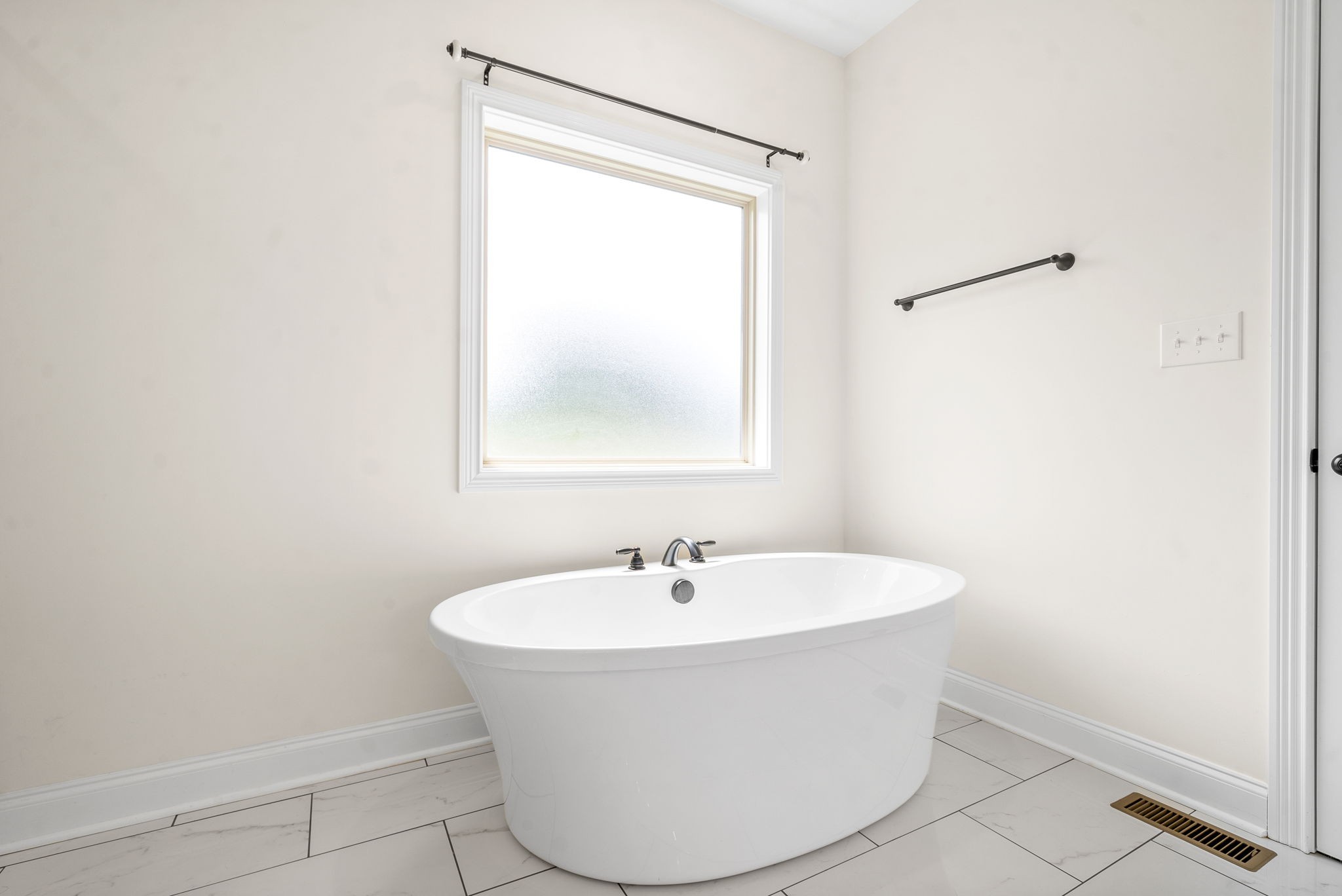 1452 Hickory Point Road Clarksville, TN 37043 - Photo 23 of 38 a white bath tub sitting next to a white sink