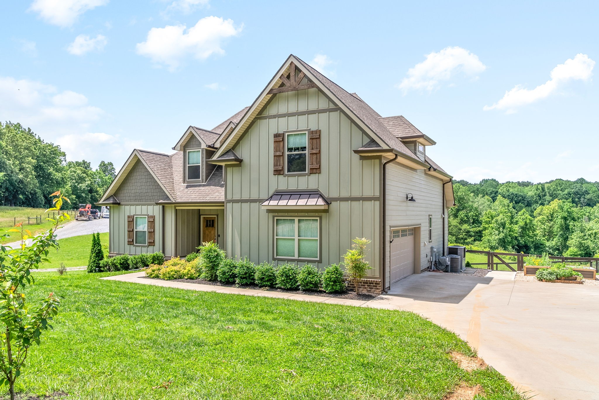 1452 Hickory Point Road Clarksville, TN 37043 - Photo 3 of 38 a front view of house with yard and green space