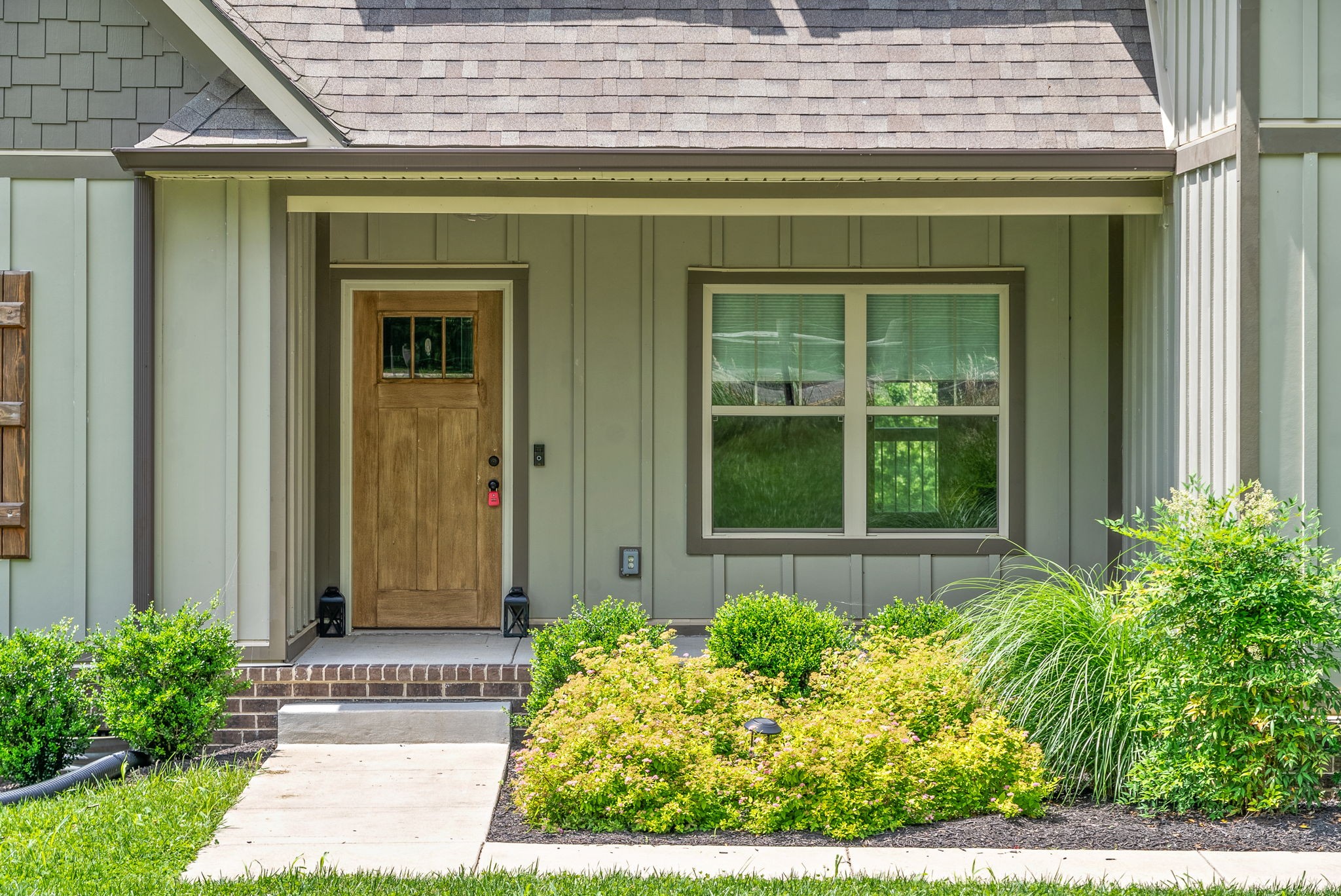 1452 Hickory Point Road Clarksville, TN 37043 - Photo 4 of 38 a front view of a house with garden