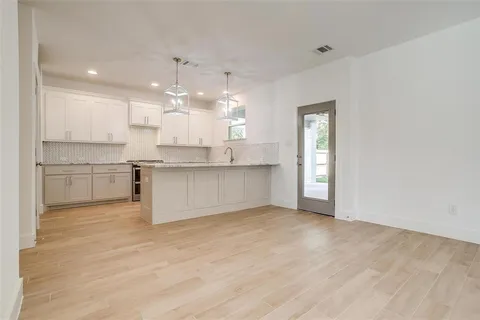 $699,000 | 5618 Oaks Lane, Westworth Village, TX 76114