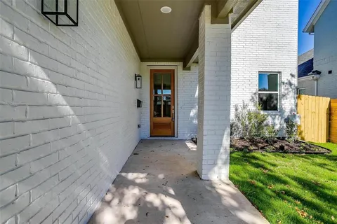 $699,000 | 5618 Oaks Lane, Westworth Village, TX 76114