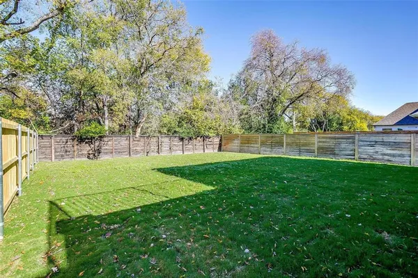 a view of yard with grass and trees