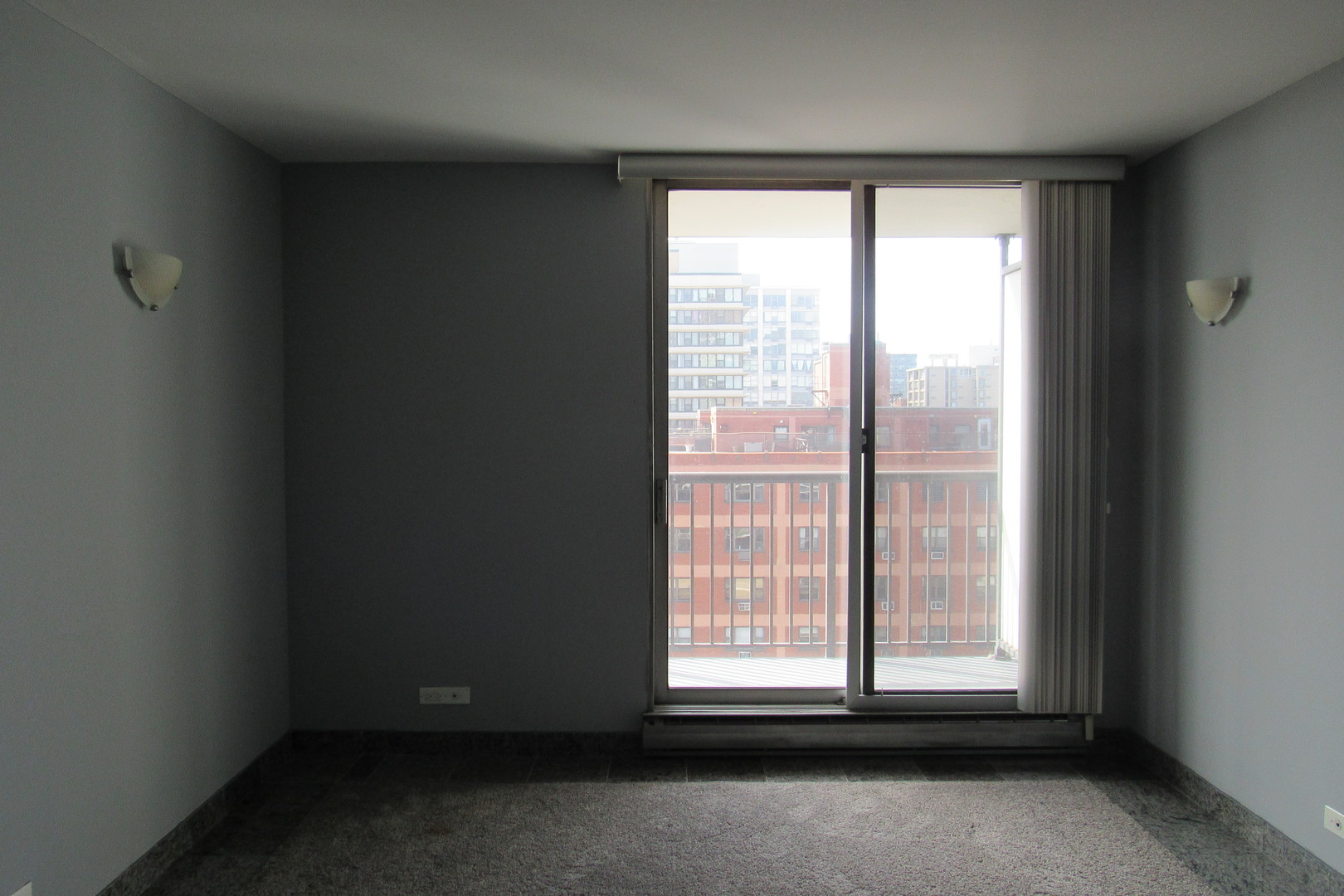 5855 North Sheridan Road, Unit 14CE Chicago, IL 60660 - Photo 11 of 14 an empty room with a window