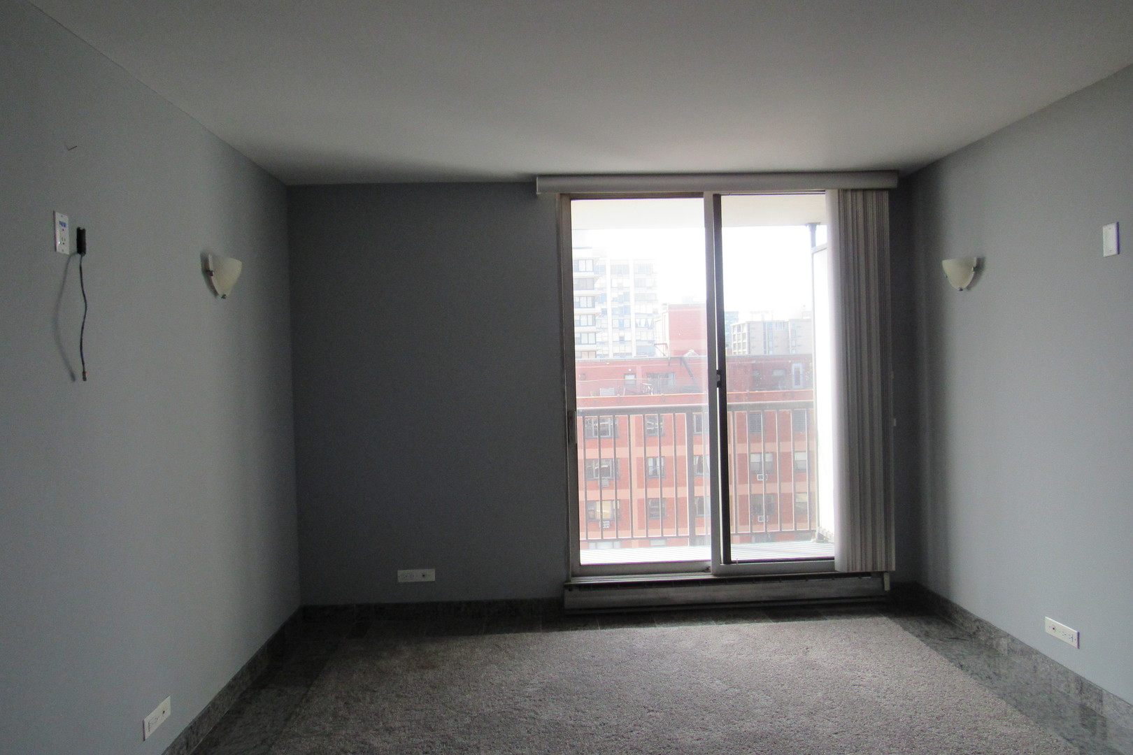 5855 North Sheridan Road, Unit 14CE Chicago, IL 60660 - Photo 12 of 14 an empty room with a window