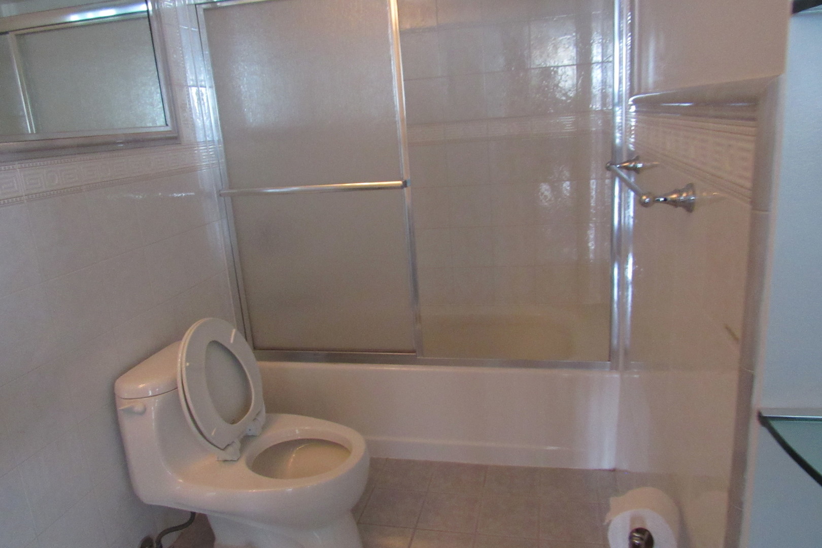 5855 North Sheridan Road, Unit 14CE Chicago, IL 60660 - Photo 13 of 14 a bathroom with a toilet and a bathtub
