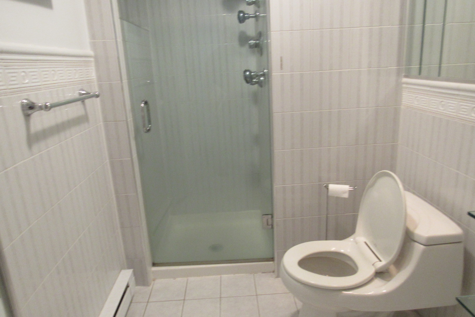 5855 North Sheridan Road, Unit 14CE Chicago, IL 60660 - Photo 14 of 14 a bathroom with a sink and toilet