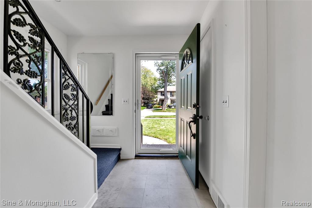 791 Harcourt Road Grosse Pointe, MI 48230 - Photo 2 of 40