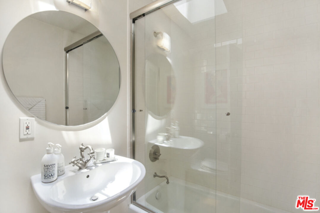 8152 Amor Road Los Angeles, CA 90046 - Photo 20 of 27 a bathroom with a sink a mirror and a bathtub