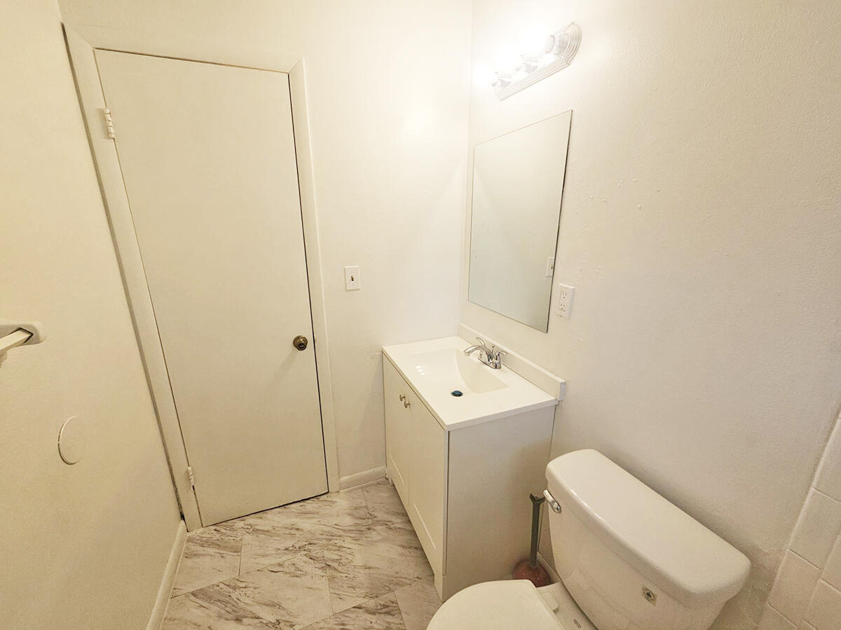 692 Neil Road, Unit 702 West Palm Beach, FL 33415 - Photo 6 of 11 WhatsApp Image 2024-07-12 at 15.59.02 (4