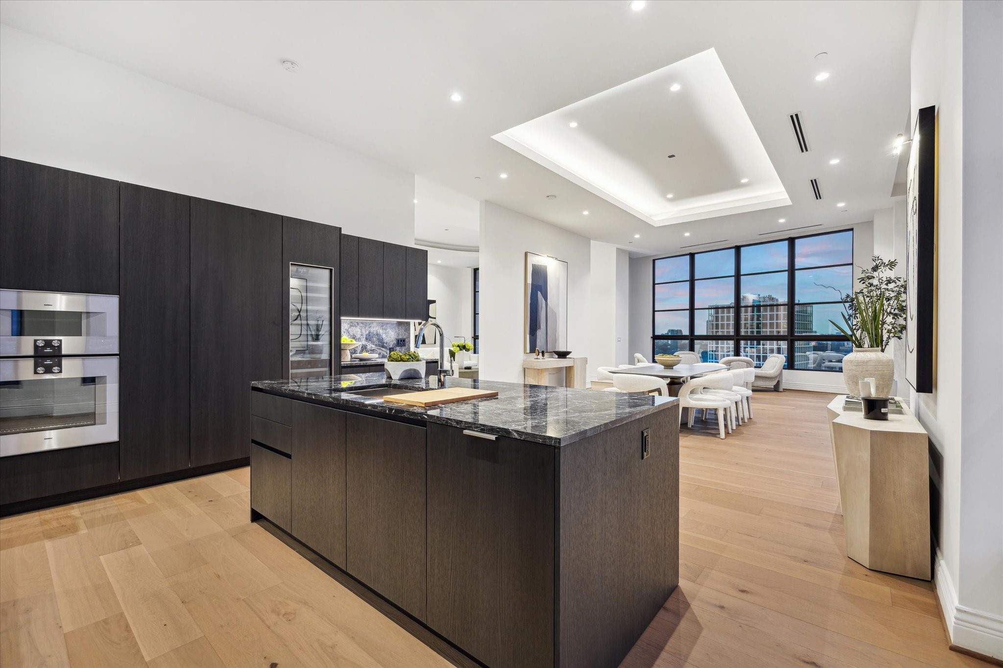 2323 San Felipe Street, Unit 1101 Houston, TX 77019 - Photo 7 of 25 a kitchen with lots of counter top space