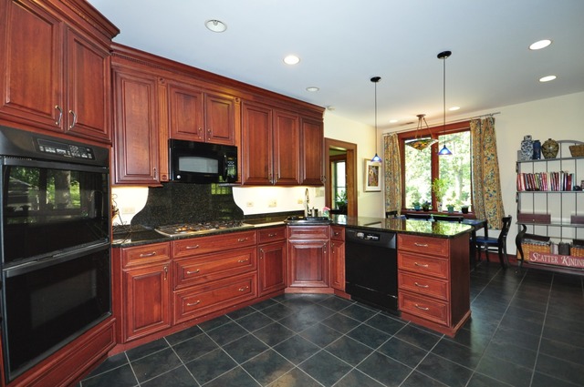 190 Maplewood Road Riverside, IL 60546 - Photo 9 of 25