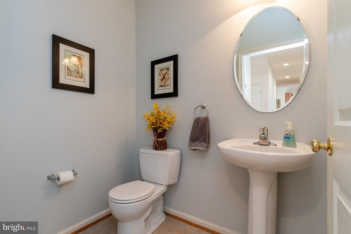 4623 Spring Run Road Warrenton, VA 20187 - Photo 19 of 53 Powder room on the main level
