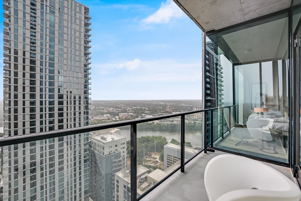 610 Davis Street, Unit 3002 Austin, TX 78701 - Photo 14 of 31 a view of balcony with workspace