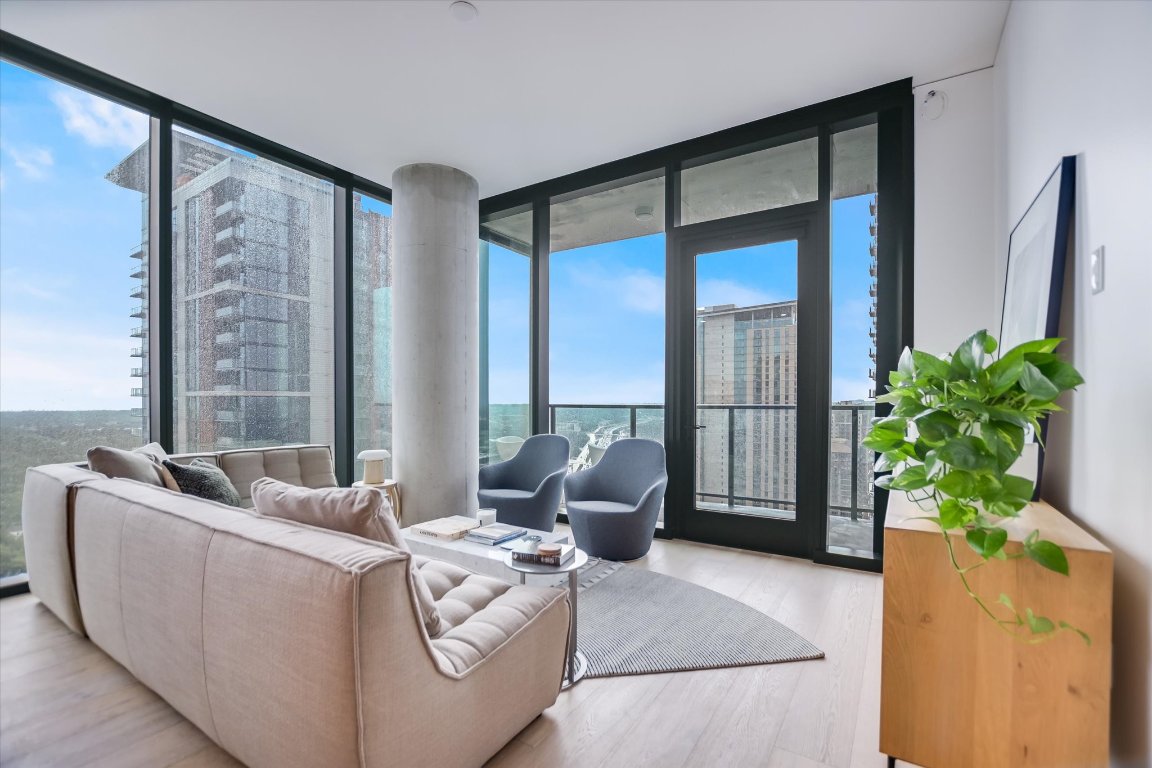 610 Davis Street, Unit 3002 Austin, TX 78701 - Photo 6 of 31 a living room with furniture and a potted plant