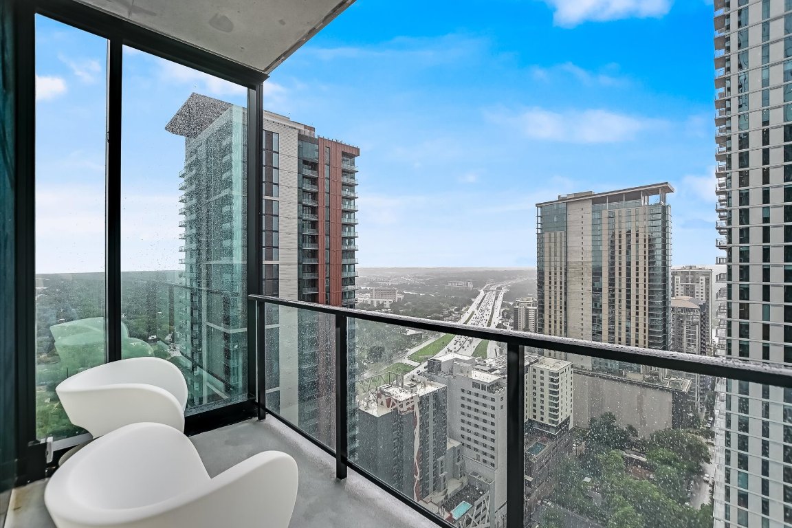 610 Davis Street, Unit 3002 Austin, TX 78701 - Photo 7 of 31 a view of balcony with couch