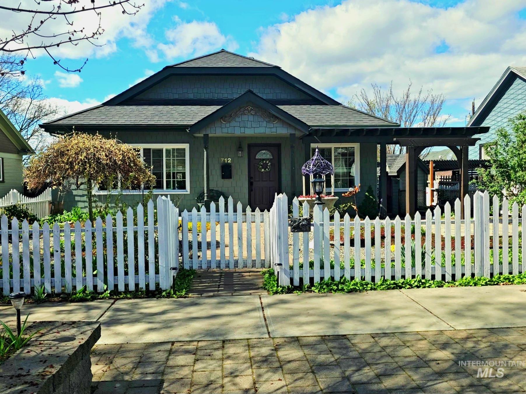 712 3rd Street Lewiston, ID 83501 - Photo 1 of 30 beautifully landscaped yard and cute picket fence.