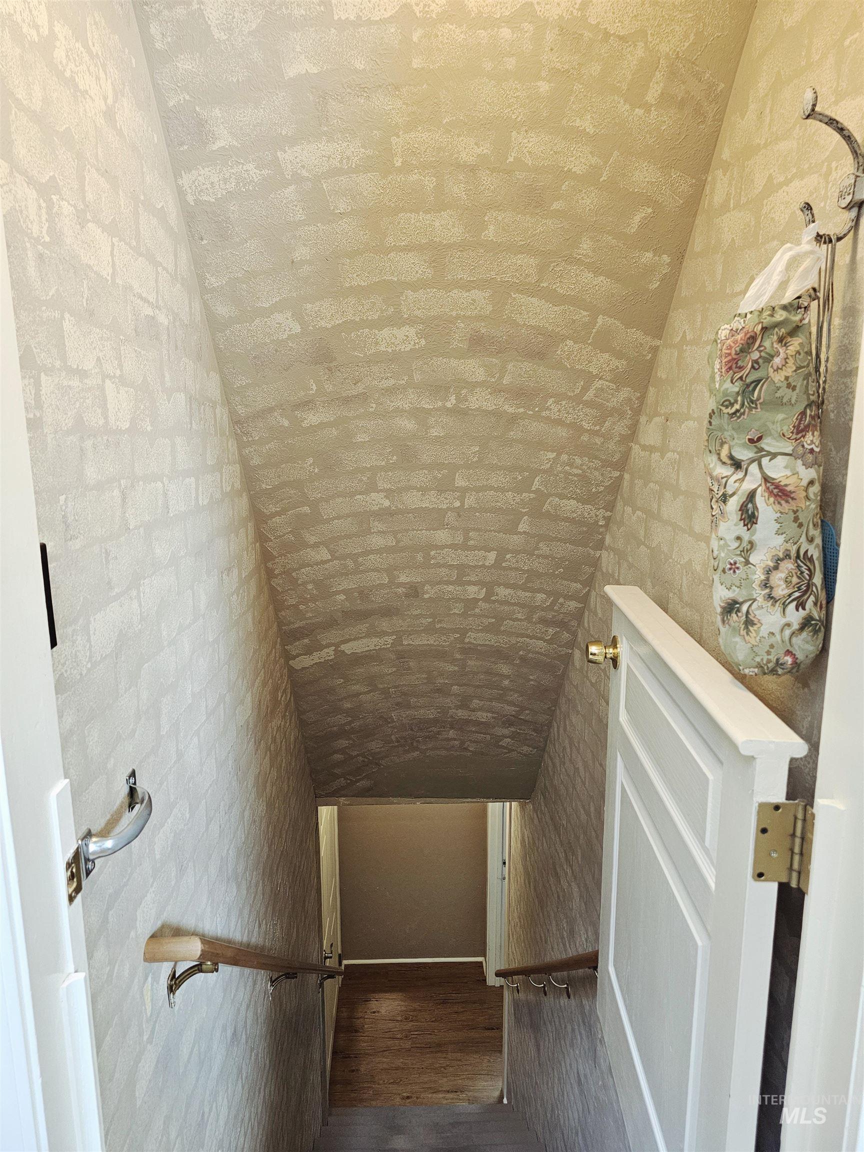712 3rd Street Lewiston, ID 83501 - Photo 16 of 30 View of staircase