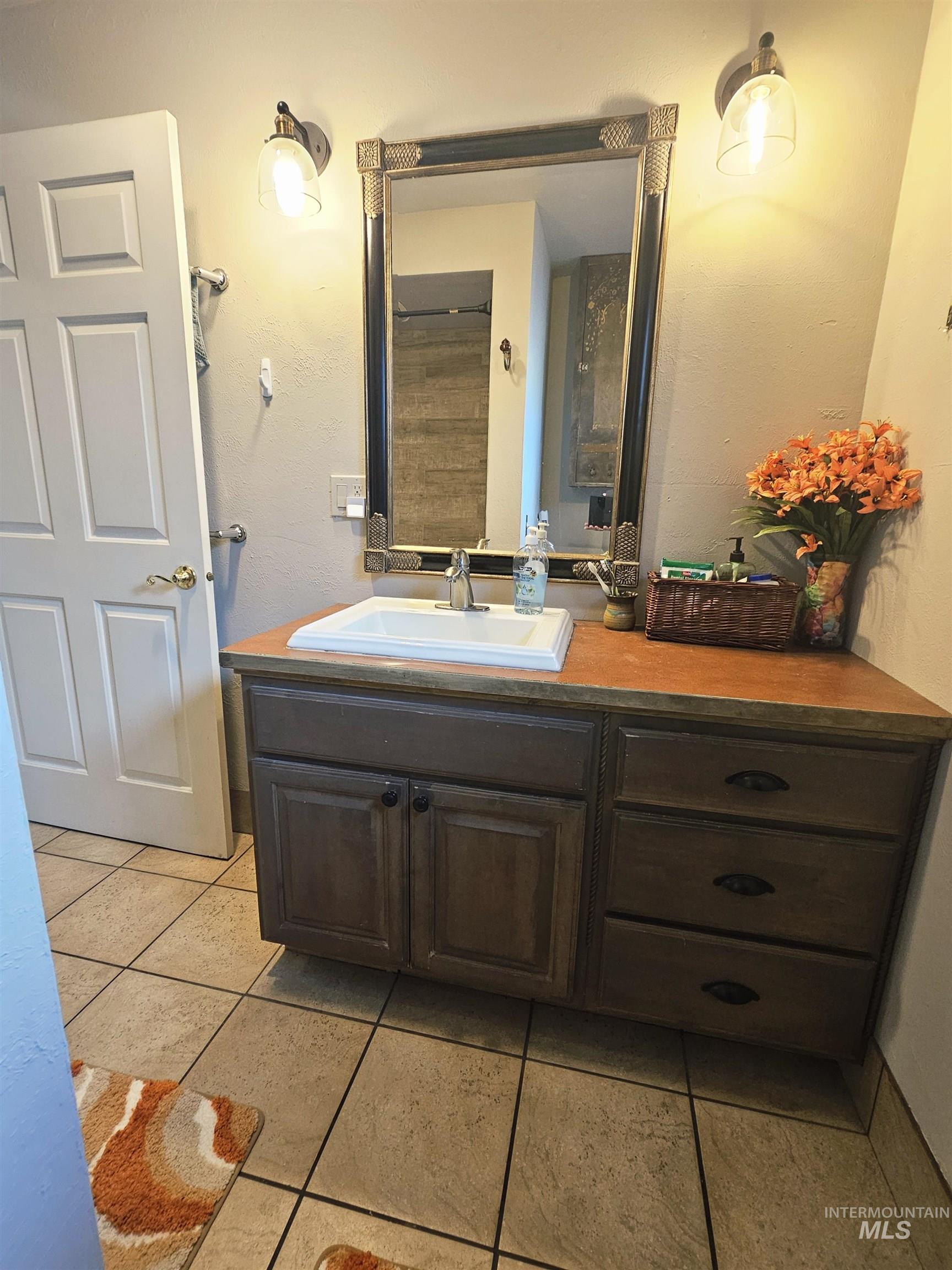 712 3rd Street Lewiston, ID 83501 - Photo 10 of 30 in the main level bathroom