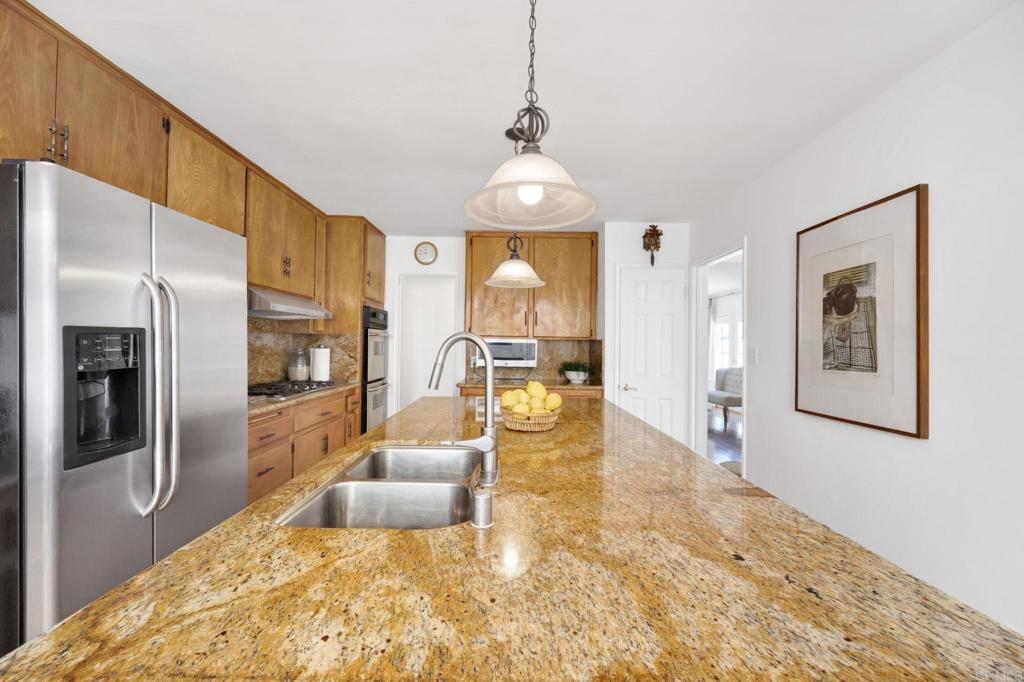 536 Hampton Road Burbank, CA 91504 - Photo 15 of 42 a large living room with a couch and a view of living room