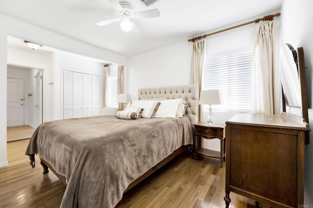 536 Hampton Road Burbank, CA 91504 - Photo 17 of 42 a bedroom with a bed and a window