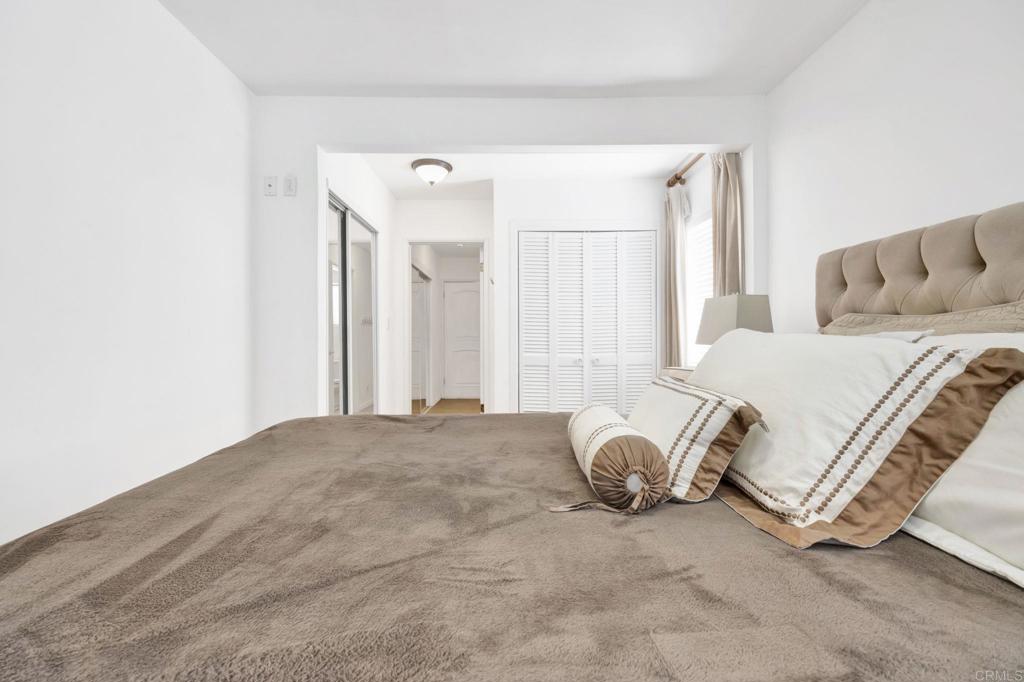 536 Hampton Road Burbank, CA 91504 - Photo 18 of 42 a spacious bedroom with a bed and a window