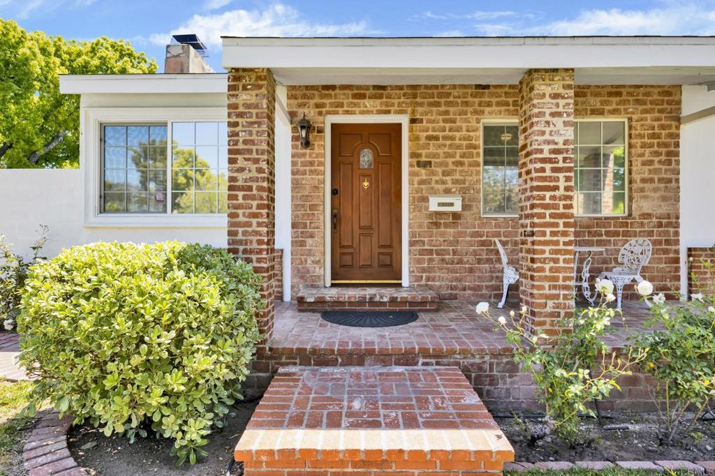 536 Hampton Road Burbank, CA 91504 - Photo 2 of 42 a front view of a house