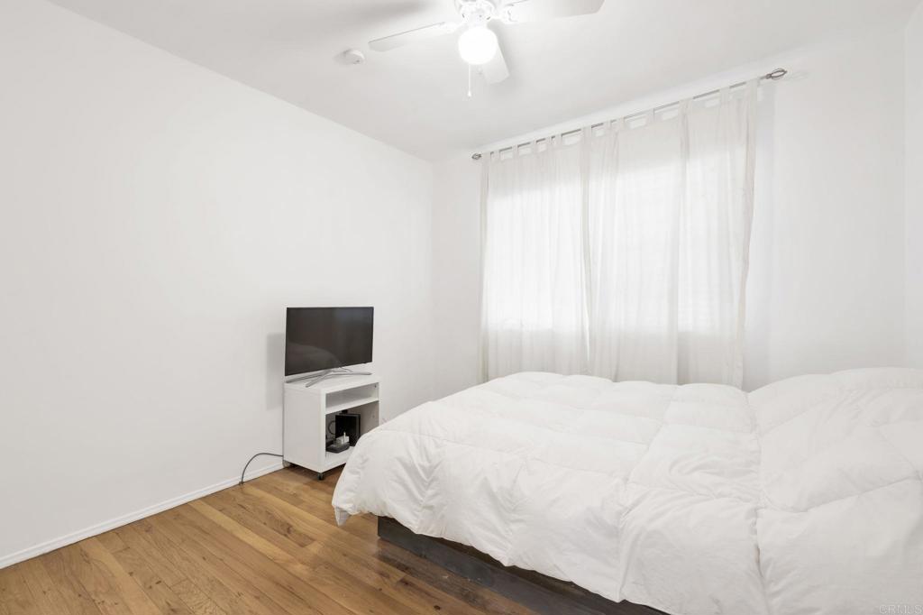 536 Hampton Road Burbank, CA 91504 - Photo 22 of 42 a large white bed in a white room