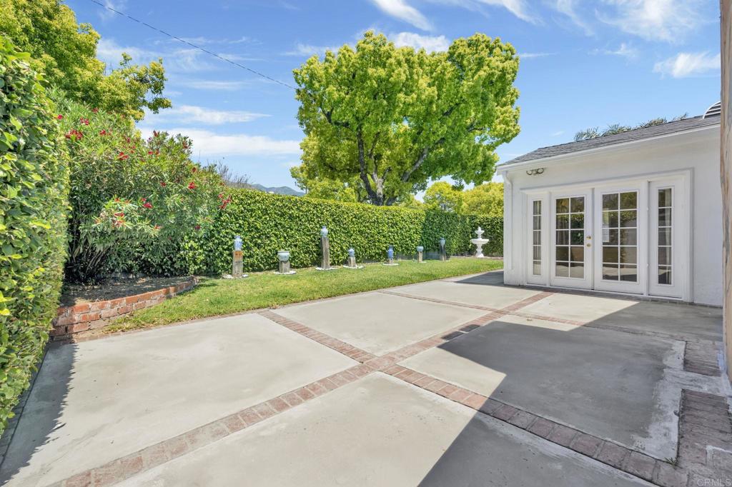 536 Hampton Road Burbank, CA 91504 - Photo 23 of 42 a view of a house with a yard