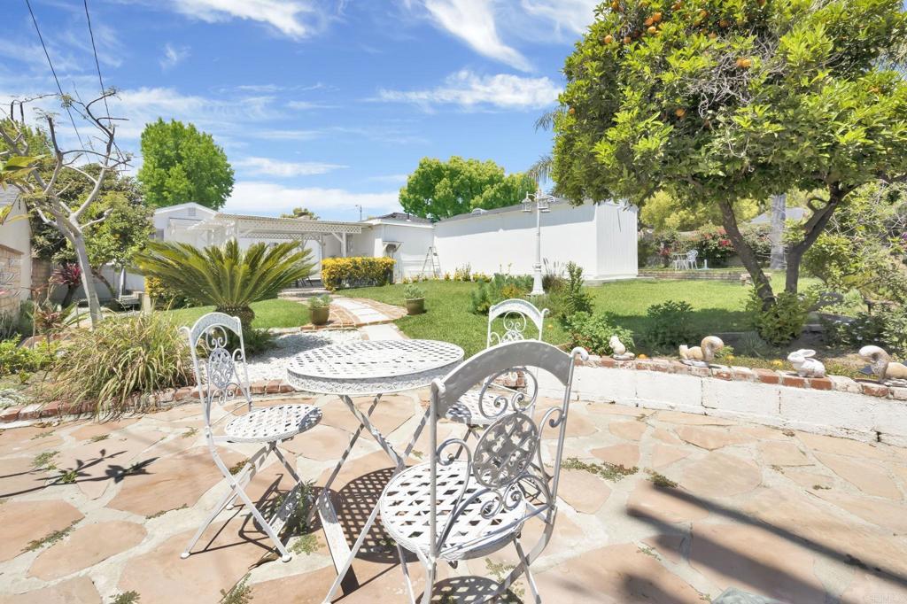 536 Hampton Road Burbank, CA 91504 - Photo 24 of 42 a view of outdoor space yard and patio