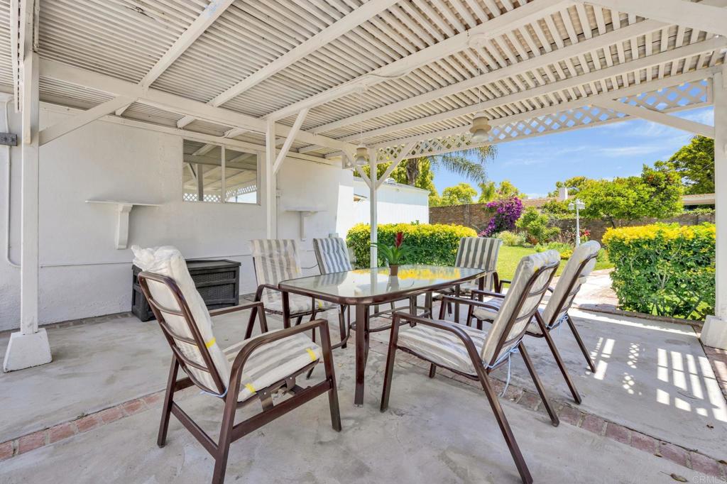536 Hampton Road Burbank, CA 91504 - Photo 25 of 42 a view of a chairs and table in the patio