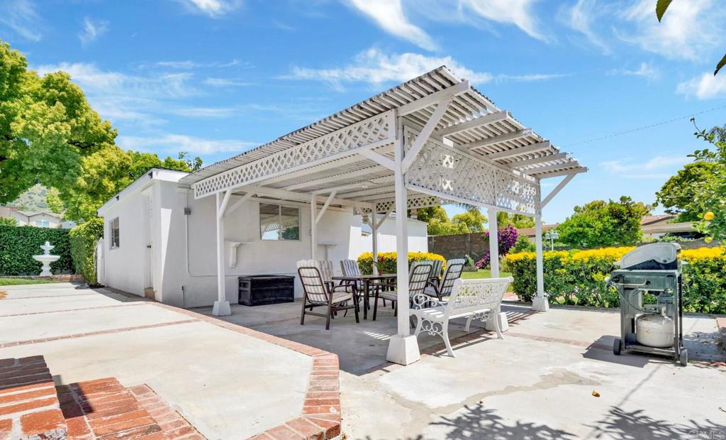 536 Hampton Road Burbank, CA 91504 - Photo 26 of 42 a view of a patio with table and chairs potted plants and palm tree