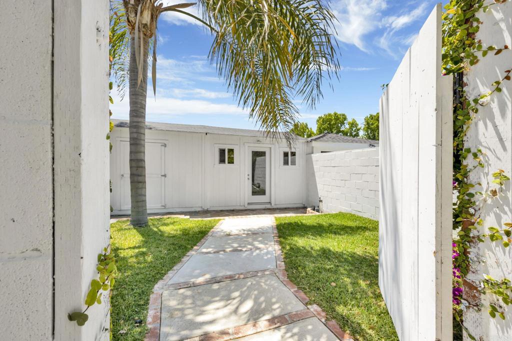 536 Hampton Road Burbank, CA 91504 - Photo 28 of 42 a front view of a house with a yard