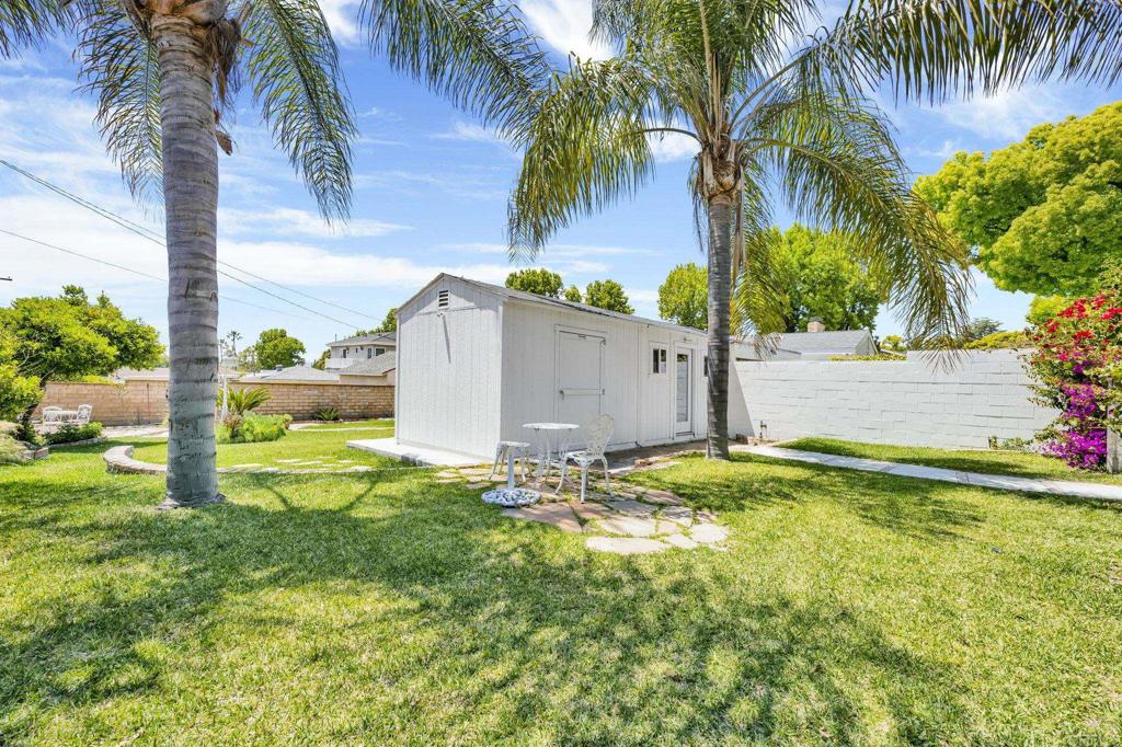 536 Hampton Road Burbank, CA 91504 - Photo 29 of 42 a backyard of a house with palm trees