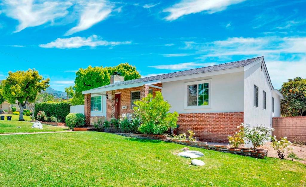 536 Hampton Road Burbank, CA 91504 - Photo 35 of 42 a front view of house with a garden