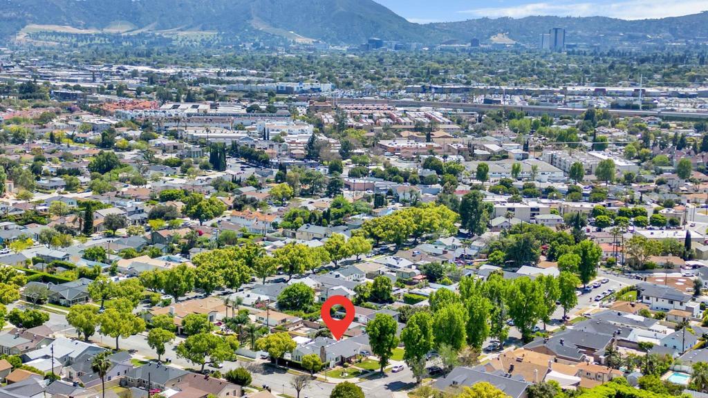 536 Hampton Road Burbank, CA 91504 - Photo 36 of 42 a view of a city