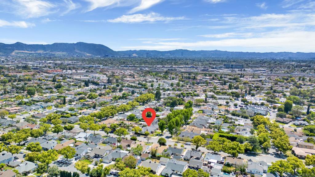 536 Hampton Road Burbank, CA 91504 - Photo 37 of 42 a view of a city with mountains in the background