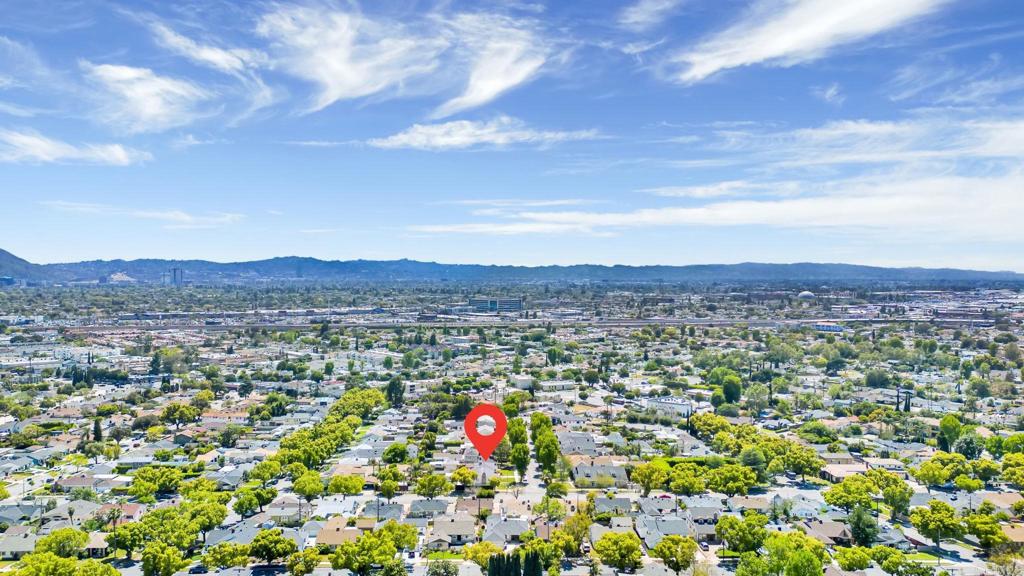 536 Hampton Road Burbank, CA 91504 - Photo 39 of 42 a view of city and mountain
