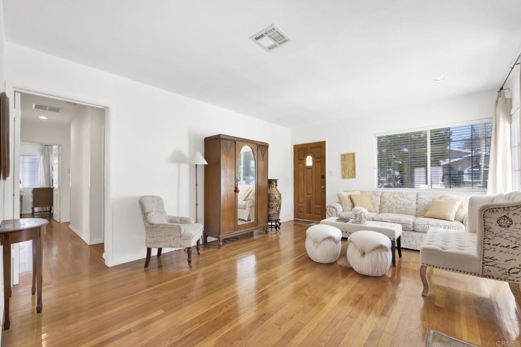 536 Hampton Road Burbank, CA 91504 - Photo 9 of 42 a living room with furniture and wooden floor
