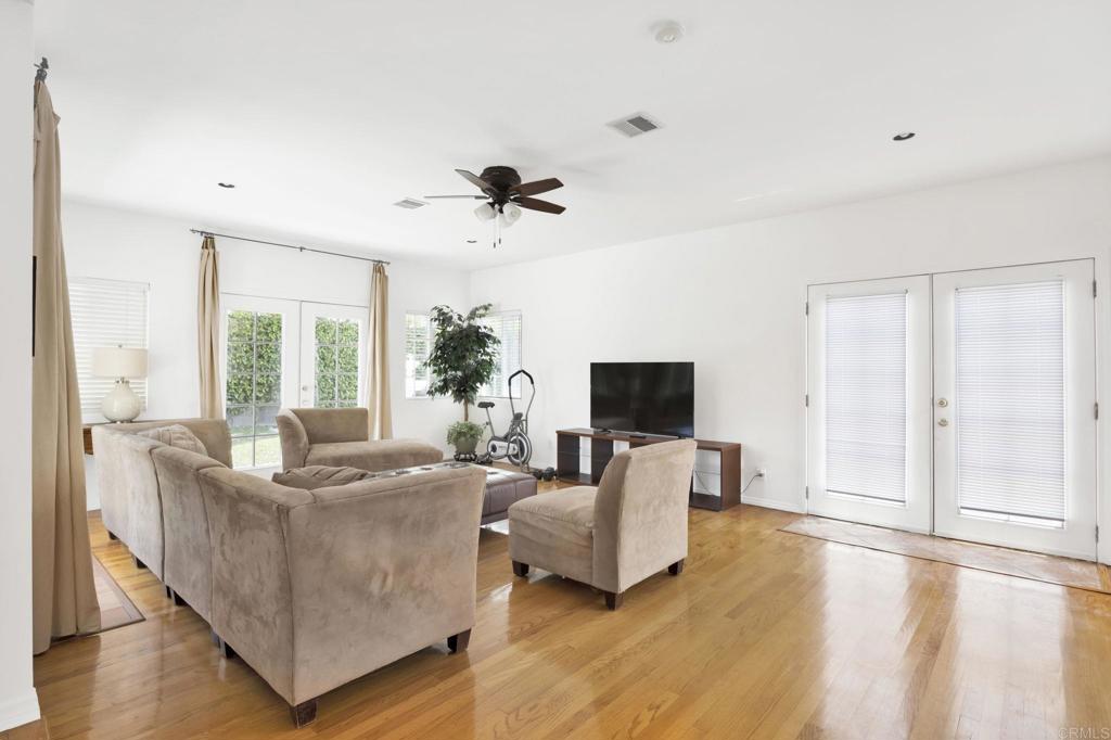 536 Hampton Road Burbank, CA 91504 - Photo 10 of 42 a living room with furniture and a flat screen tv